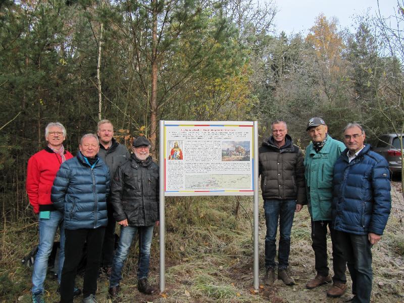 Von links: Manfred Kindzorra, Wanderwart Hirschau, Robert Reil, Hauptwegemeister OWV, Roland Singer, Bauhofleiter Hirschau, Hans Meindl, Wegepate Goldene Straße
rechts vom Bild 1.Bürgermeister Hermann Falk, Kurt Heinold, OWV Wegbegründer, Norbert Griesbacher, Schatzmeister OWF 
 - Foto von Gerhard Fleischmann