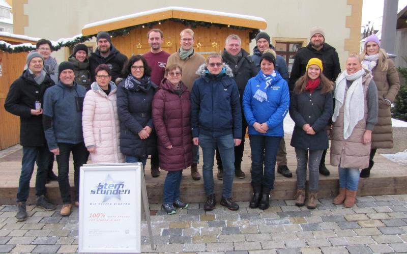 Unter der Regie von Günther Siegert (vorne l.) wurde der 35.Hirschauer Weihnachtsmarkt zu einem vollen Erfolg. Im Vorfeld hatten die beteiligten Vereine, Organisationen und Gewerbetreibenden beschlossen, einen Teil des Erlöses für die BR-Aktion Sternstunden zu spenden. Exakt am gestrigen Sternstundentag wurden 1 134 Euro an sie überwiesen. - Foto von Werner Schulz