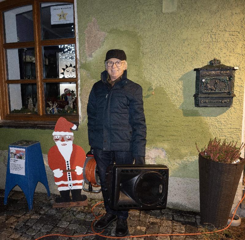 Zum 21. Mal laden die Trachtler und der Gewerbeverband vom 1. bis 23. Dezember zum Lebendigen Adventskalenders ein. Einer ist vom ersten Tag an dabei und hat noch an keinem einzigen Abend gefehlt– Alfred Härtl. Wie alle Jahre ist er für das Funktionieren der Technik und die Moderation der Veranstaltungen zuständig. - Foto von Werner Schulz