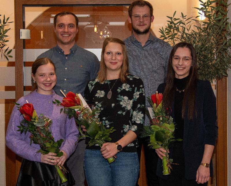 Bei den Majoretten des Musikzugs geht es in Sachen Tanzsportausbildung weiter aufwärts. Daran haben die Trainerinnen (vorne v. r.) Marie Giehrl, Katharina Stein und Lilli Pfab maßgeblichen Anteil. Von Vorstand Maximilian Stein (hinten l.) und seinem Stellvertreter Erik Remhof (hinten r.) gab es dafür herzliche Dankesworte und Blumen. - Foto von Werner Schulz