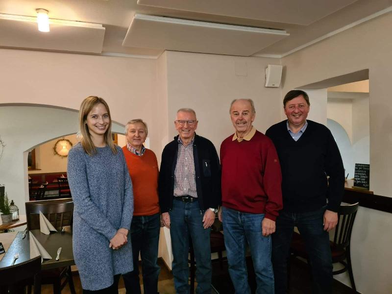 Bei der Jahreshauptversammlung wurde die Vorstandschaft des TuS/WE Förderkreises einstimmig in ihren Ämtern bestätigt. V l.: Schriftführerin Nicole Herrmann, Schatzmeister Anton Bauer, Stellv. TuS/WE Vors. Stadtrat Rudolf Wild, 1. Vors. Wolfgang Weih und Stellvertreter Martin Meier. - Foto von Werner Schulz