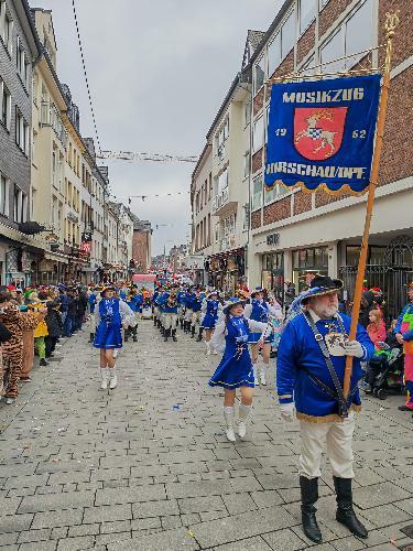 Werner Stein (vorne) ist der absolute Düsseldorf-Rosenmontags-Veteran des Musikzugs. Zum 44. Mal ist er am Rosenmontag 2024 mit dabei. Zum 13. Mal wird er als Standartenträger vorneweg marschieren. - Foto von Werner Schulz