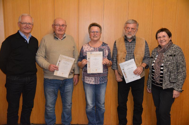 Für ihre langjährige Vereinstreue bedankten sich Vorsitzender Roland Maier (li.) und 2. Bürgermeisterin Bärbel Birner (re.) bei Karl Wildenauer (2. v.li.), Marianne Wild und Bernhard Knorr. - Foto von Fritz Dietl