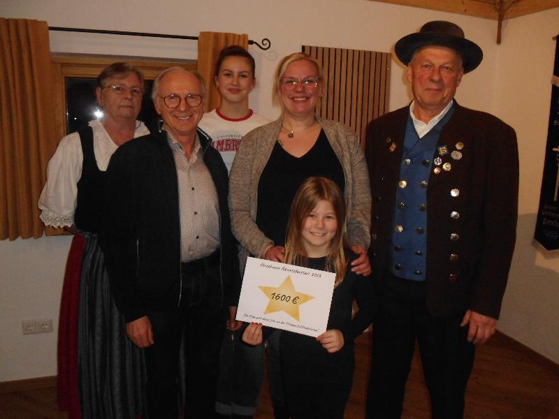 Der 21. Lebendige Adventskalender erbrachte den stolzen Erlös von 1 600 Euro. Der Heimat- und Trachtenverein und der Gewerbeverband entschieden sich für die „Schlaganfall-Kinderlotsen“ als Spendenempfänger. Bei der Scheckübergabe v. l.: Annemarie Steinl, Alfred Härtl (Vors. Gewerbeverband), Hanna Ries-Pfab, Saskia Krügelstein und Alfred Naber, vorne: Leonie Seifert. - Foto von Werner Schulz