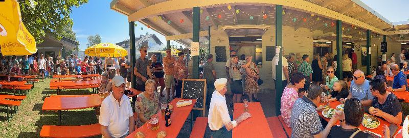 Zur Mittagszeit gab es beim 42. Fischerfest keinen leeren Platz auf dem Festgelände. Die leeren Tischgarnituren täuschen. Die Gäste stehen in Schlangen an (siehe Hintergrund), um sich ihre Fischschmankerln abzuholen. - Foto von Werner Schulz