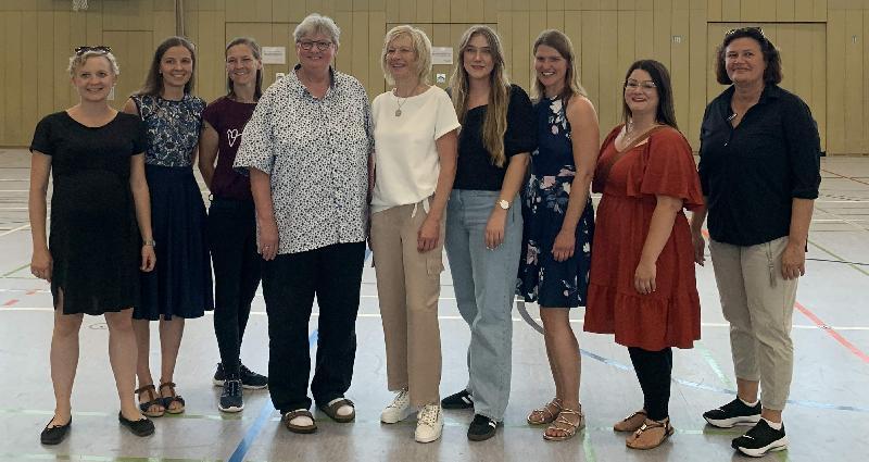 Unter dem Motto „Auf Wiedersehen“ stand die Abschlussfeier der Grund- und Mittelschule. In deren Verlauf wurden von Rektorin Birgit Härtl (rechts) mit Dekanin Irene Elsner (4. von links), Studienrätin Hildegard Feyrer (5. von links) und Lehramtsanwärterin Maria Beck (6. von links) drei Lehrkräfte verabschiedet. Mit im Bild von links die Elternbeiräte Maria Meindl, Jenny Gradl und Cathy Meindl sowie Maria Beck (3. von rechts) und Nathalie Hautmann (2. von rechts). Nicht im Bild: Konrektor Lothar Tripke. - Foto von Werner Schulz