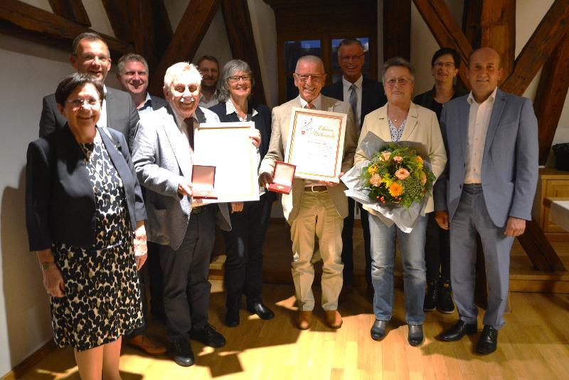 Die Geehrten Werner Schulz, vorne 2. von li. und Rudi Wild, 3. von re. zusammen mit Vertretern der im Stadtrat vertretenen Parteien, sowie Marianne Wild, 2. von re. und Bürgermeister Hermann Falk, hinten 2. von re.  - Foto von Fritz Dietl