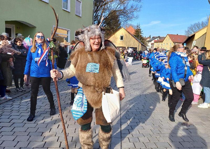 Vorne weg beim Kinder-Faschingszug marschierte Roland Fritsch im Kostüm eines Äiwatrischerls, einer legendären einem Wolpertinger ähnelnden Hirschauer Phantasiegestalt. Hinter ihm im zackigen Gleichschritt die Kindergarde der Narrhalla Hirschau. - Foto von Werner Schulz