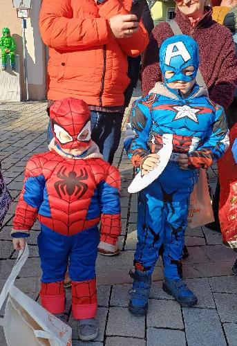 Hirschau fest in Kinder-Narrenhand