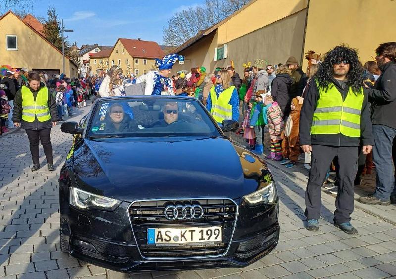 Hirschau fest in Kinder-Narrenhand