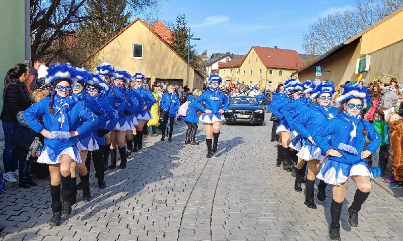 Hirschau fest in Kinder-Narrenhand