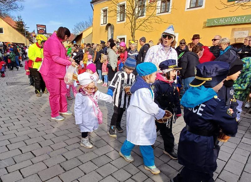 Hirschau fest in Kinder-Narrenhand