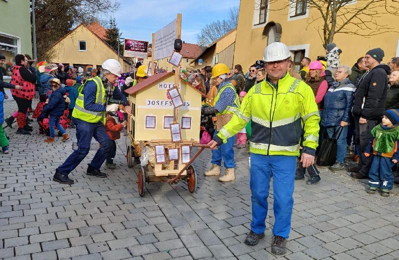 Hirschau fest in Kinder-Narrenhand