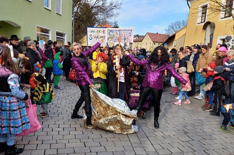 Hirschau fest in Kinder-Narrenhand