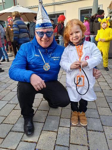 Hirschau fest in Kinder-Narrenhand