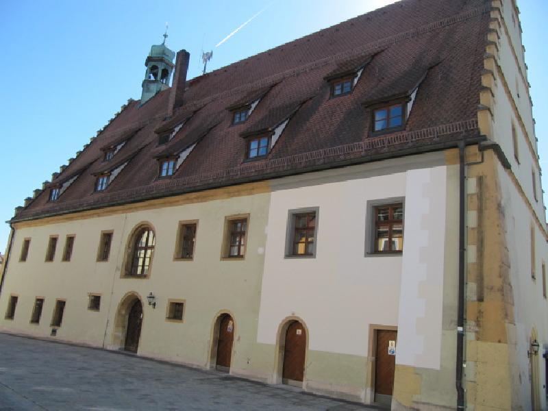 Die Renovierung des Rathauses läuft an. Wie in der letzten Stadtratssitzung beschlossen, brachte eine Malerfirma inzwischen ein Musterfeld, gemäß dem Farbvorschlag des Denkmalschutzes an der Nordseite des Rathauses an. Die Bürger sind eingeladen sich ein Bild zu machen und ihre Meinung an die Stadt weiter zu geben.  - Foto von Gerhard Fleischmann