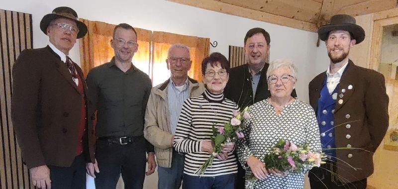 Bei der Jahreshauptversammlung des Heimat- und Trachtenvereins wurden langjährige Mitglieder geehrt. Von links: Gauvorstand Peter Fink, 3. Bürgermeister Hermann Gebhard, Rudolf Wild (40 Jahre), Inge Sommerer (20 Jahre), Martin Meier (50 Jahre), Helene Kraus (40 Jahre) und Vorstand Michael Meier. - Foto von Werner Schulz