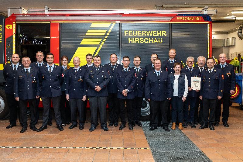 Zum Bild (Foto: Thomas Maier):
Bei der Jahreshauptversammlung der Freiwilligen Feuerwehr wurden eine Reihe von Feuerwehrleuten befördert bzw. für ihre Dienste geehrt. Von links: 1. Vorstand Nico Schuminetz, Ehrenvorstand Michael Schuminetz, 1. KOmmandant Sebastian Jasinsky,
Christian Kraus (10 Jahre, Oberfeuerwehrmann), Marina Schlaffer (10 Jahre), 
Jürgen Scheffmann (50 Jahre), Patrick Groher (Löschmeister), Johannes Bäumler (10 Jahre), 
Markus Tomala (Hauptfeuerwehrmann), Mario Gärtner (Oberfeuerwehrmann), 
Bernhard Meyer (20 Jahre), Stefan Fehlner (20 Jahre), stellvertretende Kommandanten Daniel Braerley und Christoph Erras, 2. Bürgermeisterin Bärbel Birner, Günther Heidl (50 Jahre), Ehren-Kreisbrandrat Fredi Weiß, Kreisbrandinspektor Michael Iberer und 2. Vorstand Thomas Maier.

 - Foto von Thomas Maier