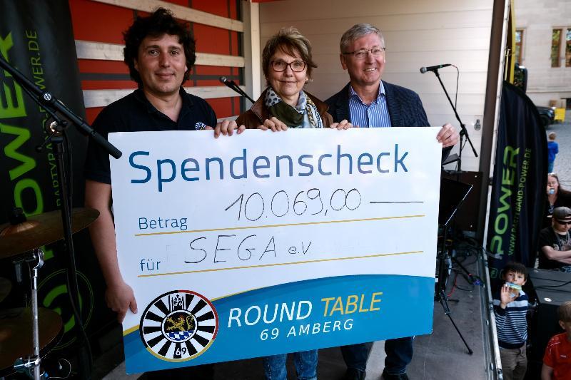 Aus dem Gewinn des Entenrennens konnte Round Table Amberg 10.069 Euro an  SEGA, den gemeinnützigen Verein zur Förderung der Gesundheit im Alter, spenden. Bei der Übergabe von links RT-Club-Präsident Dr. Robert Winkler, 3. SEGA-Vorsitzende Heidi Himmelhuber und Ambergs 3. Bürgermeister Franz Budera.  - Foto von Hubert Uschald