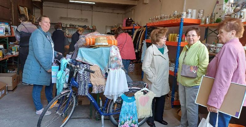Beim Frühjahrs-Flohmarkt der CSU-Frauen-Union herrschte im ehemaligen städtischen Bauhof reger Kundenandrang. Unter der Regie der FU-Vorsitzenden Stadträtin Michaela Meier (2. von links) und 2. Bürgermeisterin Bärbel Birner (2. von rechts) wurde dieser problemlos bewältigt - Foto von Werner Schulz