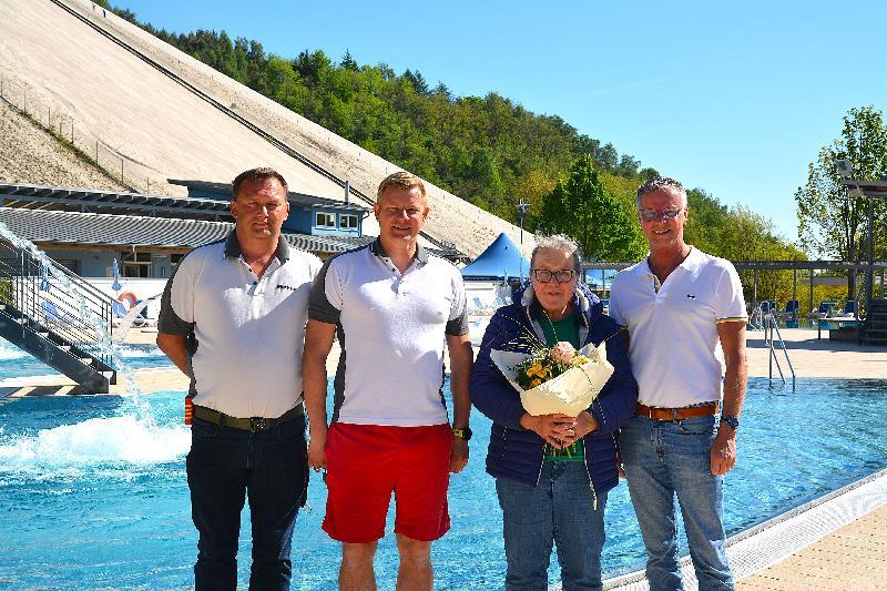 Die erste Besucherin im Monte-Bad war Evi Wenzl aus Hirschau. Sie bekam einen Blumenstrauß und eine Jahreskarte für das Bad. Von re. Bürgermeister Hermann Falk, Frau Wenzl und die Mitarbeiter des Freibades, Andreas Gebhardt und Markus Thomala.  - Foto von Fritz Dietl