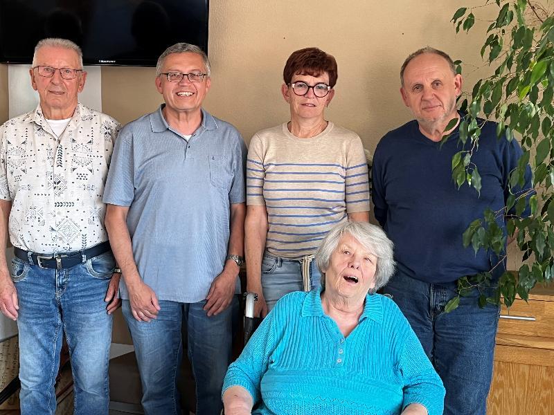 Das BRK-Seniorenwohn- und Pflegeheim St. Barbara hat einen neuen Heimbeirat. Stehend von links: Vorsitzender Rudi Wild, Wolfgang Langer, Elisabeth Gerstmann, Norbert Meißner, vorne sitzend Heimbewohnerin Elisabeth Ruhland. - Foto von Astrid Geitner