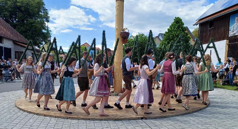 Traditioneller Höhepunkt des Sonntagnachmittags war auch 2024 das Austanzen des Kirwabaumes durch die 18 Kirwapaare. Sie sorgten für das Highlight des Tanzprogramms. Sie verließen kurz die Tanzbühne und kehrten mit von Sonja Ringer und ihren Eltern selbst gefertigten, geschmückten Dreiecksgirlanden zurück und legten einen perfekten Sterntanz aufs Parkett, für den es Riesenbeifall gab. - Foto von Werner Schulz