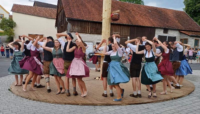 Traditioneller Höhepunkt des Sonntagnachmittags war das Austanzen des Kirwabaumes durch die 18 Kirwapaare. Selbst ein kräftiger Regenschauer konnten ihnen den Spaß nicht verderben. Wie immer hatte Sonja Ringer die Tänze perfekt einstudiert.  - Foto von Werner Schulz