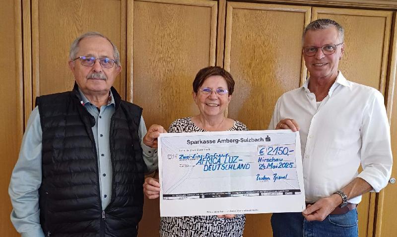 Anlässlich des 70. Geburtstags von 2. Bürgermeisterin Bärbel Birner (Mitte) kamen 2 150 Euro für die Hilfsorganisation Africa Luz zusammen. Den entsprechenden Spendenscheck überreichte sie im Beisein ihres Mannes Reinhold (links), dem Schatzmeister von Africa Luz, an Bürgermeister Hermann Falk, den 2. Vorsitzenden von Africa Luz. Dessen Gründer und Vorsitzender Professor Dausch war wenige Tage vor der Spendenübergabe verstorben. - Foto von Werner Schulz