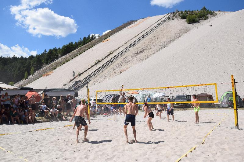 Tolle Kulisse der anderen Mannschaften und spektakuläre Szenen - hier beim 4er-Finale. - Foto von Hans Fleischmann
