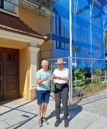 Stadtpfarrer Johann Hofmann (rechts) und Kirchenpfleger Roland Maier (links) machen kein Hehl daraus, dass die Kirchensanierung für die Pfarrei finanziell nicht leicht zu stemmen ist. Man muss die Hälfte der Gesamtkosten von 960 000 Euro tragen, also 480 000 Euro aus Mitteln der Pfarrei aufbringen. - Foto von Werner Schulz