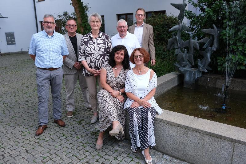 Das Präsidium im Lions-Club Amberg-Sulzbach für das Amtsjahr 2025/26. Vorne Past-Präsidentin Christine Arnold (links) und Präsidentin Patricia. Dahinter von links Michael Hemrich (Schatzmeister), Dr. Hans Frank Mitgliedschaftsbeauftragter), Dr. Marita Sagstetter (2.Vizepräsidentin), Dr. Johannes Blohm (Clubmaster) und Dr. Stefan Huber (Sekretär). Auf dem Bild fehlt 1. Vizepräsident Martin Sterk.  - Foto von Uschald