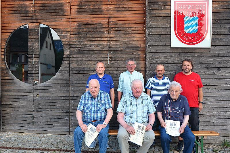 Vorstand B. Maier, li. und Kommandant C. Lenk re. dankten den Geehrten Josef Schärtl, Reinhard Strobl, stehend v. li., Franz Schlosser, Hans Schlosser u. Günther Lenk, sitzend v. li. für ihre lange Treue zur Ehenfelder Feuerwehr.  - Foto von Fritz Dietl