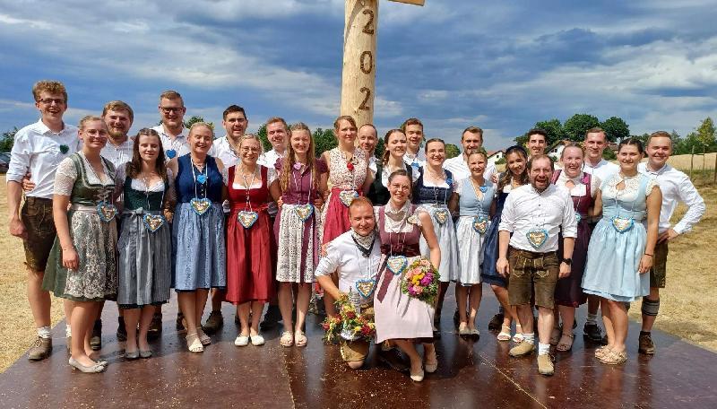 Beim Austanzen des 29 Meter hohen  Kirwabaumes bestätigten die 13 Kirwapaare die Aussage ihres Tanzlehrers Dieter Kohl, dass „die Weiherer einfach sauguate Tänzer san.“ Vorne kniend das neue Ober-Kirwapaar Nicole Ott und Jonas Schießlbauer. - Foto von Werner Schulz