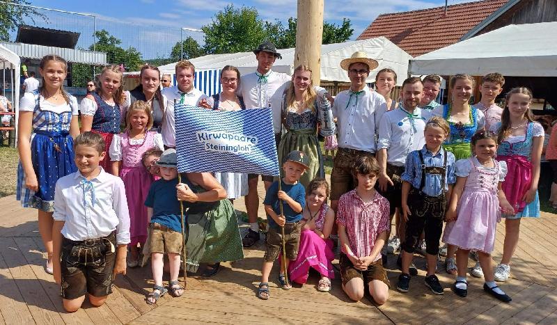 Auch heuer werden – wie letztes Jahr – nicht nur erwachsene Kirwaburschen und Kirwamoidln sondern auch Kinder-Kirwapaare den Steiningloher Kirwabaum austanzen.  - Foto von Werner Schulz