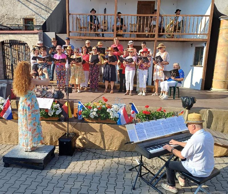 Mit einem bunten Strauß von Evergreens verwöhnten der Gemischte Chor und seine Leiterin Jana Müller die knapp 400 Besucher am Sonntag bei ihrer musikalischen Reise durch Europa. Auf der Galerie die „Hirschauer Wirtshausmuse“.
 - Foto von Werner Schulz