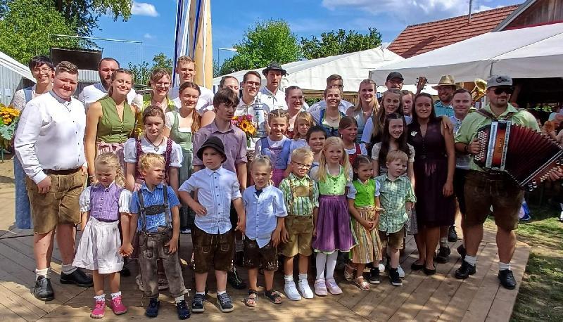 Nachdem Anna Wendl (hinten 5. von links, mit Blumenstrauß) und Leon Panzer (hinten 6. von links) zum Oberkirwapaar gekürt waren und die Kinder-. Teenie- und Erwachsenen-Kirwapaare den Ehrenwalzer getanzt hatten, ließen sie sich mit ihrer Tanzlehrerin Eva Pfab (hinten links) sowie den Nachwuchstrainern Jonas Arnold (2. von links) und Eva Pfab-Ries (4. von links) fotografieren. - Foto von Werner Schulz