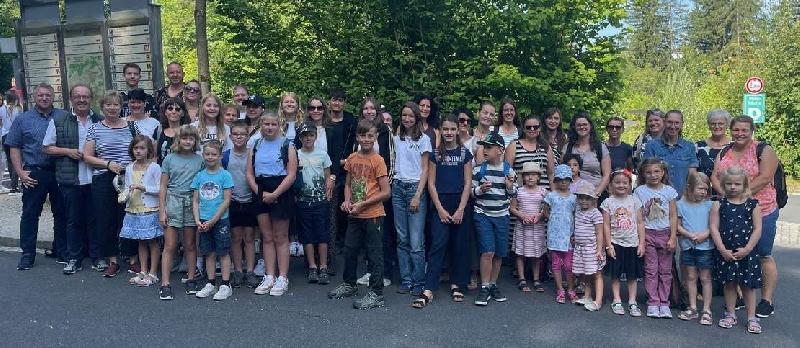 Sehr groß war einmal mehr das Interesse an der Familienfahrt des CSU-Verbandes zu den Luisenburgfestspielen. Ob Klein oder Groß – alle erlebten eine spannende Aufführung der „Unendlichen Geschichte“. Links im Bild: Orts- und Fraktionsvorsitzender Martin Merkl, Organisator und Stadtrat Dr. Hans-Jürgen Schönberger und Rosi Schönberger. - Foto von Wolfgang Bäumler