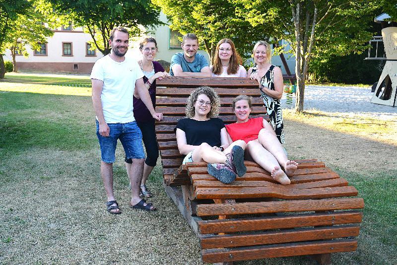 Die neue Vorstandschaft des Theatervereins. Liegend v. li. Meike Birner und Corinna Falk. Stehend v. li. Thomas Kummer, Simone Falk-Biller, Christian Gnan, Bettina Kummer und Marina Basler. - Foto von Fritz Dietl