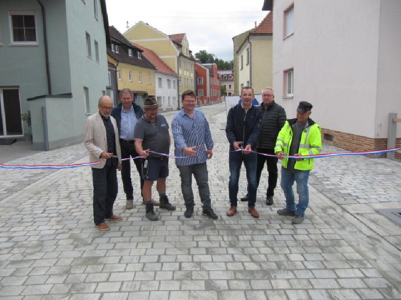 Josef Garnhartner (Büro G+2S Landschaftsarchitekten), Martin Beck (Stadt Hirschau), Christian Wallner und Martin Sommer (Baufirma Sommer), 3. Bürgermeister Hermann Gebhard (Stadt Hirschau), Christian Piehler (Stadt Hirschau), Florian Gradl (Büro Lindschulte) - Foto von Gerhard Fleischmann