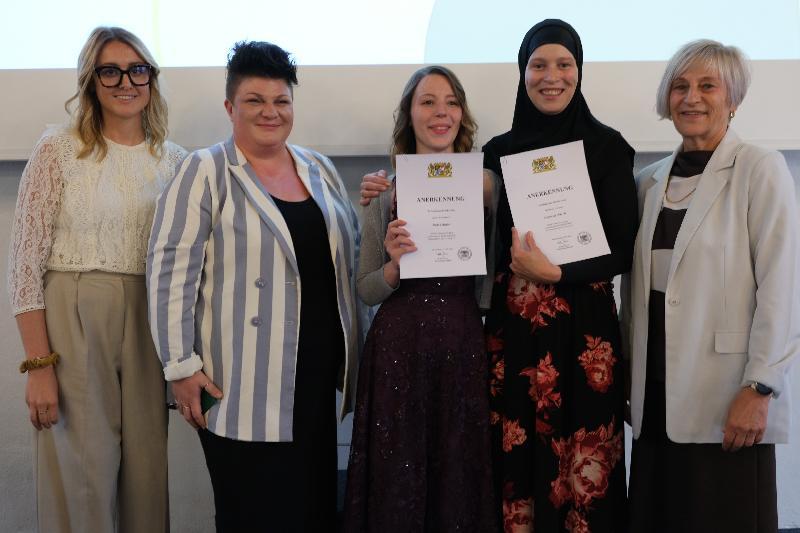 Für ihr gutes Abschneiden bei der Prüfung zur Pflegefachfrau wurden Jessica Slapke (Mitte) und Stephanie Illhardt (Zweite von rechts) mit einem Staatspreis ausgezeichnet. Links von ihnen die Pflegepädagoginnen Lea Wende (BA.) und Lydia Klarner, rechts Schulleiterin Ilona Lang. - Foto von Uschald