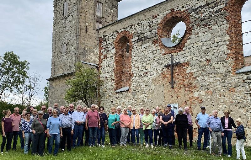 Die Teilnehmer und Teilnehmerinnen an der Rundfahrt durch den Truppenübungsplatz Grafenwöhr der CSU-Senioren-Union Kaolinpott besichtigten u.a. auch die Kirchenruine Hopfenohe, das Symbol für die abgesiedelten Orte innerhalb des Übungsplatzes. - Foto von Elfi Bayer