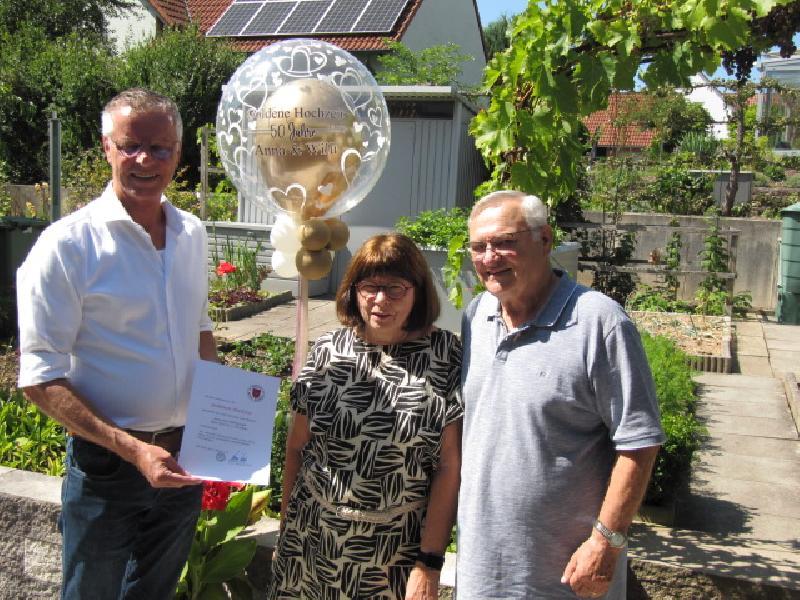 1.Bürgermeister Hermann Falk gratuliert Anaa und Willi Brandt zur Goldenen Hochzeit.  - Foto von Gerhard Fleischmann