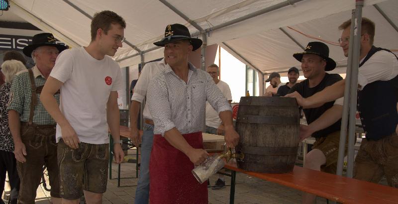 Zum 9. Mal in der Marktplatzfestgeschichte zapfte mit Command Sergeant Major Paul Hamako (Bildmitte), ein US-Soldat das erste Fass Festbier an. Links: Brauerei-Chef Sebastian Dorfner und Senior-Chef Franz Dorfner, Musikzug-Chef Maximilian Stein und sein Stellvertreter Erik Remhof (beide rechts) sicherten das Fass.  - Foto von Johannes Bauer