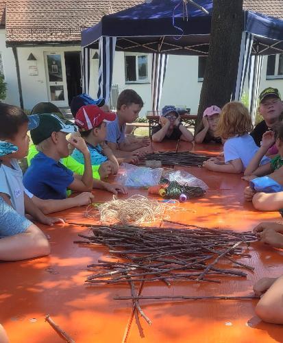 Beim Basteln im Pfarrgarten fertigten die Kinder mit Schrumpffolie und Naturmaterialien viele originelle Kunstwerke, die sie am Ende mit nach Hause nehmen durften. - Foto von Katja Benaburger