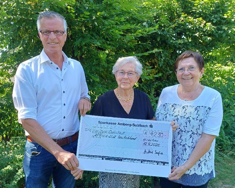 Die Familie von Professor Dr. Dausch hatte anlässlich seiner Beisetzung anstelle von Kranz- und Blumenspenden um eine „Zuwendung für sein Herzensprojekt AFRICA LUZ Deutschland“ gebeten. Die Bitte stieß auf große Resonanz. Den Scheck in Höhe von 4 230 Euro übergab Dr. Burglinde Dausch (Mitte) dieser Tage an Bürgermeister Hermann Falk (links), den stellv. Vorsitzenden von AFRICA LUZ und 2. Bürgermeisterin Bärbel Birner (rechts), die ehrenamtliche Geschäftsführerin der Organisation.   - Foto von Werner Schulz