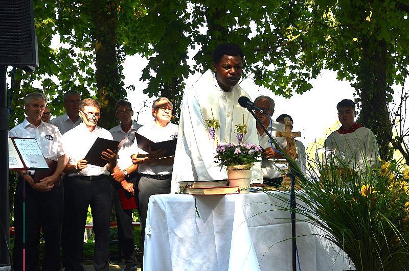 Pfarrvikar Ndudi Lelechi fand bei den Gottesdienstbesuchern mit seiner freundlichen, menschlichen Art den richtigen Ton. Was ebenso für den Ehenfelder Männerchor mit den vorgetragenen Liedern zutraf. - Foto von Fritz Dietl