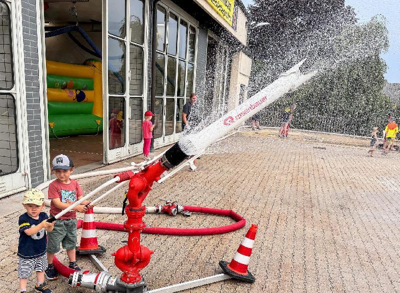 Als Highlight erwies sich heuer wieder der große Wasserwerfer, der normalerweise bei Großbränden zum Einsatz kommt. Unter Aufsicht durften die Kinder diesen selbst bedienen. Sie fanden schnell heraus, wie sich der Werfer auf die verschieden Strahlarten einstellen lässt. - Foto von Thomas Maier