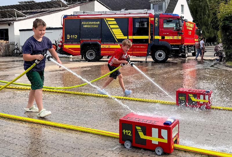 „Wasser Marsch“ beim Feuerwehr-Ferienprogramm.