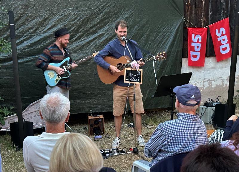 Zahlreiche Gäste genossen die Songs und Lieder beim kleinen Sommer-Open-Air des SPD-Ortsvereins-Hirschau im lauschigen Innenhof des Steingutmuseums. Im Bild links „Lucas der Hegner“, rechts Maximilian Högl beim abschließenden gemeinsamen Auftritt. - Foto von Günther Amann